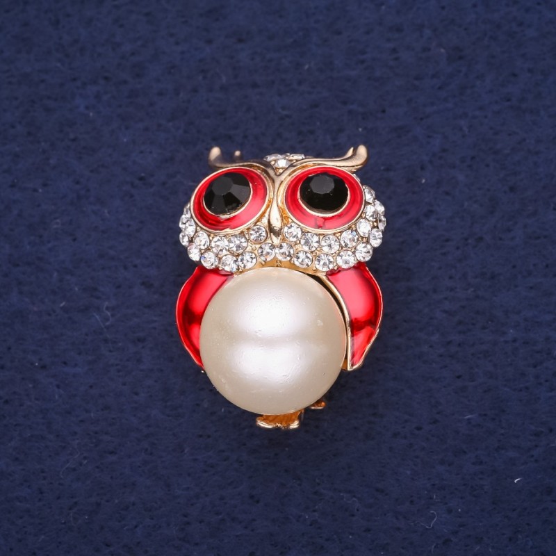 Brosche Eule mit Perle, Emaille, Strasssteine, Farben Weiß, Rot, Schwarz, 32 × 22 mm, goldfarbenes Metall