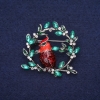 Sonderangebot! Vogel am Zweig Brosche mit Strasssteinen und Emaille in Rot, Grün und Bordeaux, 38×40 mm, silberfarbenes Metall