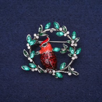 Brosche 'Vogel am Ast' mit Strass, Emaille, Farben Rot, Grün und Bordeaux, 38×40 mm, silberfarbenes Metall