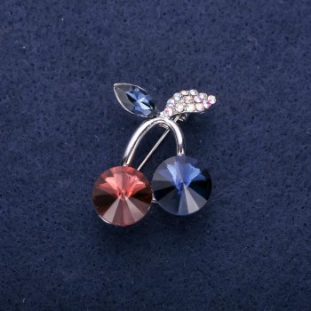 Brosche 'Kirschen' mit Steinen und Strasssteinen, Farbe Blau, Burgunder, Chamäleon-Farbton, 24×29 mm, silberfarbenes Metall