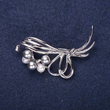 Ausverkauf: Brosche „Blütenbouquet“ mit Perlen, Grau-Weiß, 50×22 mm, silberfarbenes Metall