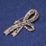 Brosche in Schleifenform mit goldfarbenen Strasssteinen, goldfarbenes Metall 39×80 mm