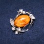 Bernstein-Brosche (künstlich), 47 × 38 mm, Farbe gelb-weiß, silberfarbenes Metall