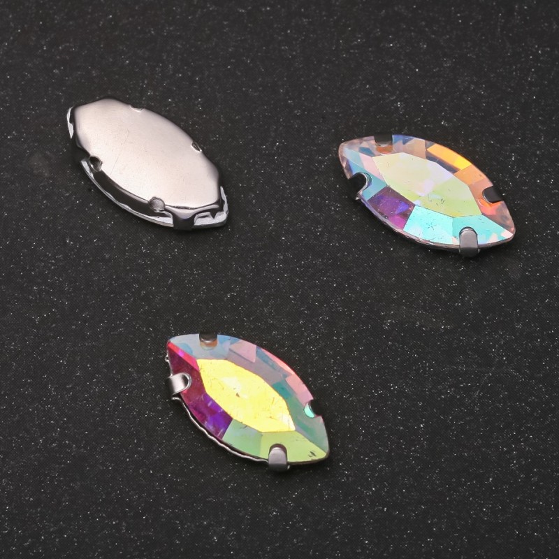 Preis pro Packung / 10 Stück. Aufgenähter Kristall in der Fassung Oval 9x18 mm regenbogenfarbig