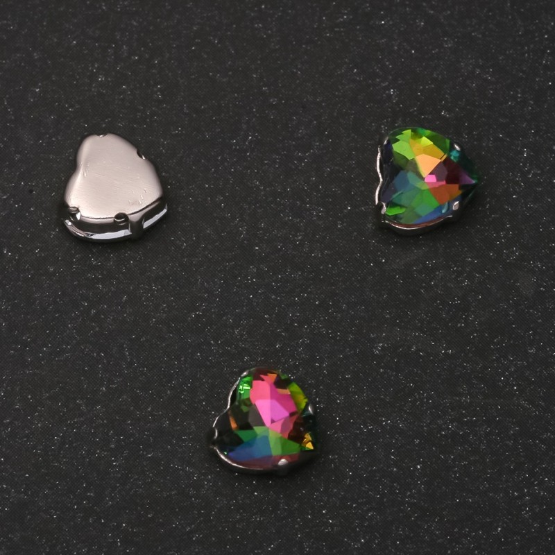 Preis pro Packung /10 Stück. Aufgenähter Kristall in Metallfassung, Herzform, 8 mm, regenbogenfarben