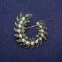 Brosche Blätterkranz mit Perlen, goldfarbenes Metall 38×43 mm