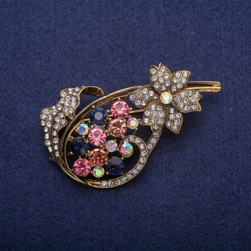 Blütenbrosche mit bunten Kristallen, goldfarbenem Metall 40 × 65 mm