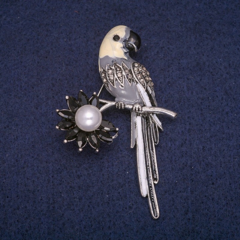 Brosche Papagei, Emaille, mit Perle und Strasssteinen, graues Metall 37 × 58 mm