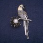 Brosche Papagei, Emaille, mit Perle und Strasssteinen, graues Metall 37 × 58 mm