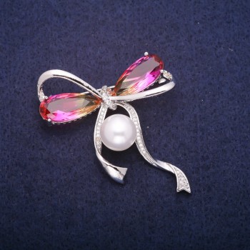 Brosche in Schleifenform mit Perle und gelb-rosafarbenen Kristallen im Swarovski-Stil, silberfarbenes Metall, 45 × 47 mm