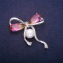 Brosche in Schleifenform mit Perle und gelb-rosafarbenen Kristallen im Swarovski-Stil, silberfarbenes Metall, 45 × 47 mm
