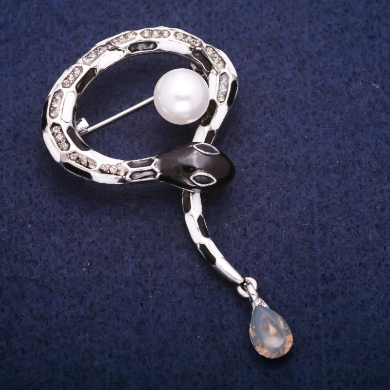 Brosche Schlange, Emaille, mit zentraler Perle und grauen Strasssteinen, silberfarbenes Metall 37×53 mm