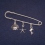Anstecknadel mit Meeresanhängern, silberfarbenes Metall 13×60 mm