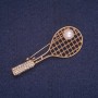 Brosche Tennisschläger mit Ballperle, goldfarbenes Metall, weiße Strasssteine 22x56 mm