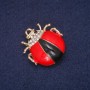 Brosche Marienkäfer mit Emaille und weißen Strasssteinen, goldfarbenes Metall 28×31 mm