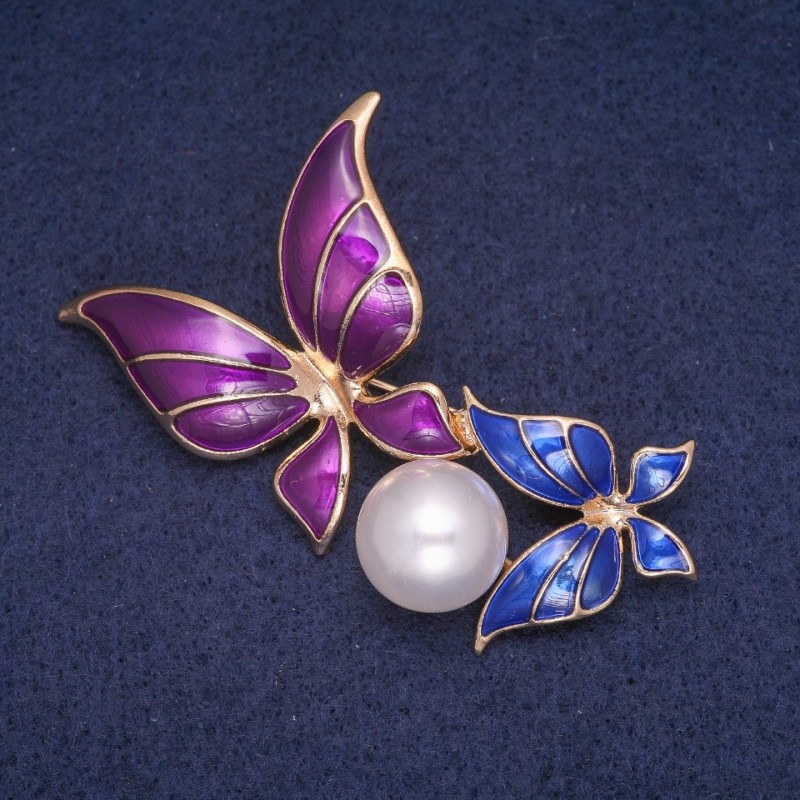 Brosche Schmetterlinge – Emaille mit Perle, goldfarbenes Metall 50×65 mm
