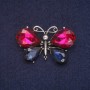 Schmetterlingsbrosche mit himbeerroten und blauen Kristallen, silberfarbenes Metall 26x40 mm