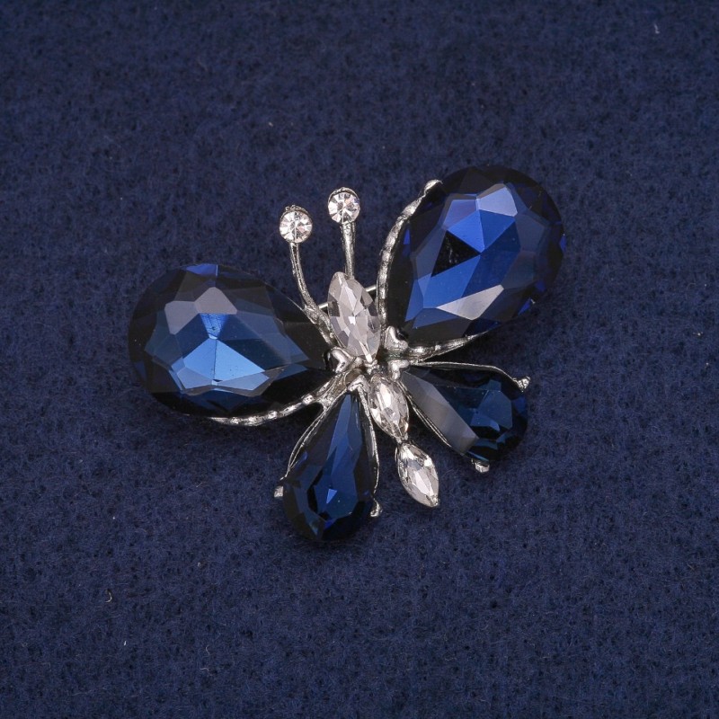 Brosche Schmetterling mit weißen und blauen Kristallen, silberfarbenes Metall 28 × 38 mm