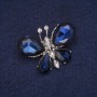 Brosche Schmetterling mit weißen und blauen Kristallen, silberfarbenes Metall 28 × 38 mm