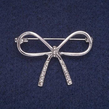 Brosche in Schleifenform mit weißen Strasssteinen, silberfarbenes Metall 30×41 mm