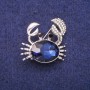 Brosche Krabbe mit blauem Kristall und weißen Strasssteinen, silberfarbenes Metall 27×28 mm