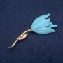 Blumenbrosche mit blauem Emaille, goldfarbenes Metall 30 × 72 mm