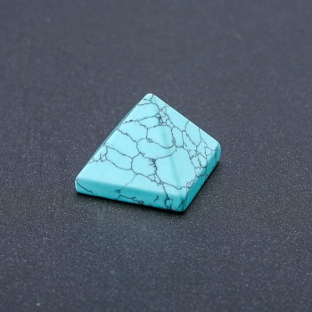 Pyramide aus gepresstem Türkis-Naturstein, Höhe ca. 23 mm, Länge ca. 29 mm
