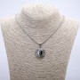 Anhänger «Yin-Yang» 35 × 23 mm an einer Kette, Länge ca. 70 cm, silberfarbiges Metall