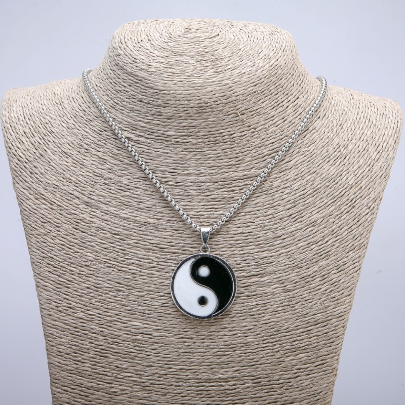 Anhänger „Yin-Yang“ 43×30 mm an Kette, Länge ca. 70 cm, silberfarbenes Metall