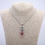 Anhänger „Ball in der Pfote“ rot 45×17 mm an Kette, Länge ca. 70 cm, silberfarbenes Metall