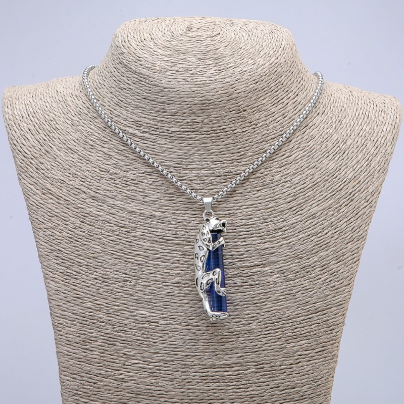 Anhänger Leopard mit blauem Kristall 50×10 mm, an einer Kette, Länge 65 cm, Metallfarbe Silber