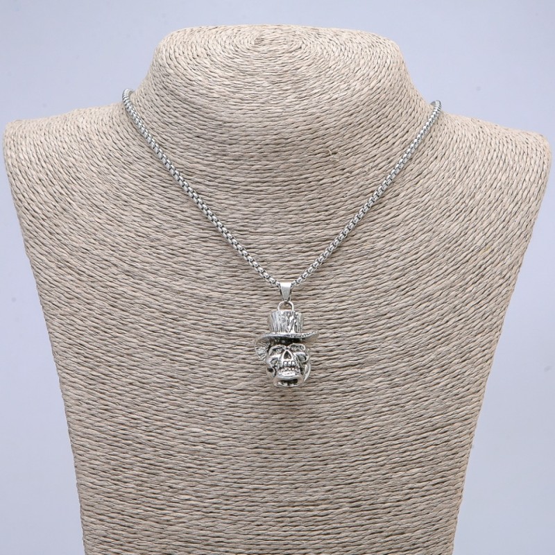 Anhänger „Schädel im Hut“ 40×16 mm an einer Kette, Länge 65 cm, silberfarben
