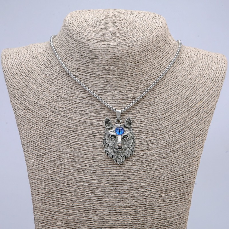 Schutzamulett Wolf mit blauem Auge, 29 × 47 mm, silberfarbener Metallton, Kette 65 cm