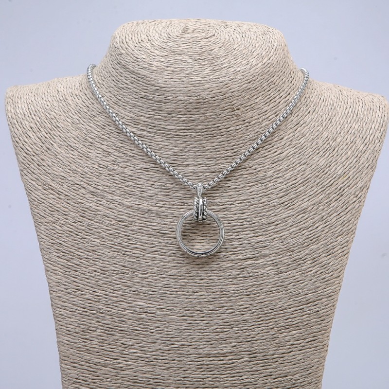 Kettenanhänger in Ringform 24 × 5 mm, Länge ca. 70 cm, silberfarbenes Metall