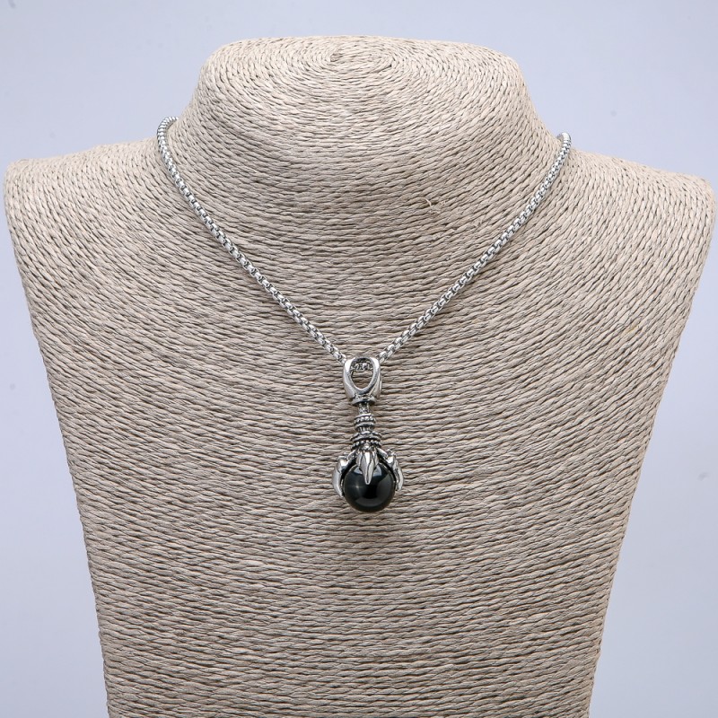 Anhänger 'Pfote mit Kugel' 45 × 20 mm an einer Kette, Länge ca. 70 cm – silberfarbenes Metall