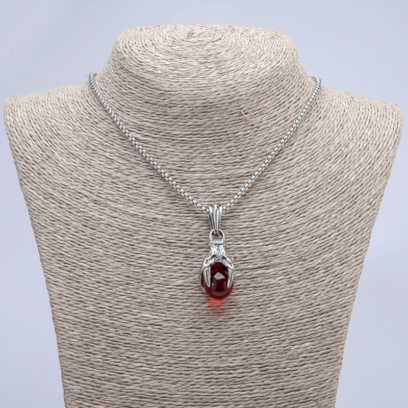 Anhänger 'Pfote mit Kugel' rot 45 × 15 mm – an einer Kette, Länge ca. 70 cm – silberfarbenes Metall