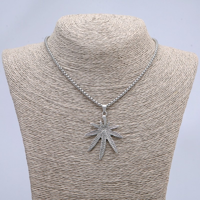 Anhänger „Hanfsblatt“ 55 × 35 mm an einer Kette, Länge ca. 70 cm, aus silberfarbenem Metall