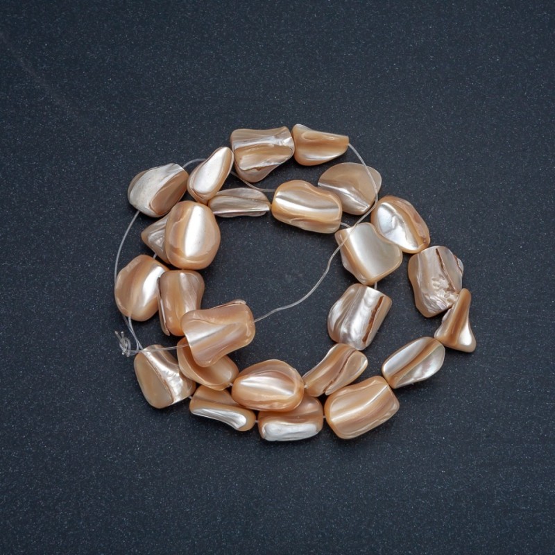 Perlen auf Schnur, naturbeige. Perlmutt-Galet-Form, Durchmesser 15×12 mm, Länge 41 cm +
