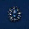 Brosche Blume 50 × 43 mm Cabochon-Achat, Farbe Blau, Grau, silberfarbenes Metall