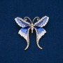 Brosche Schmetterling mit weißen Strasssteinen, hellblau, blau und weiß emailliert, goldfarbenes Metall 48 × 50 mm +