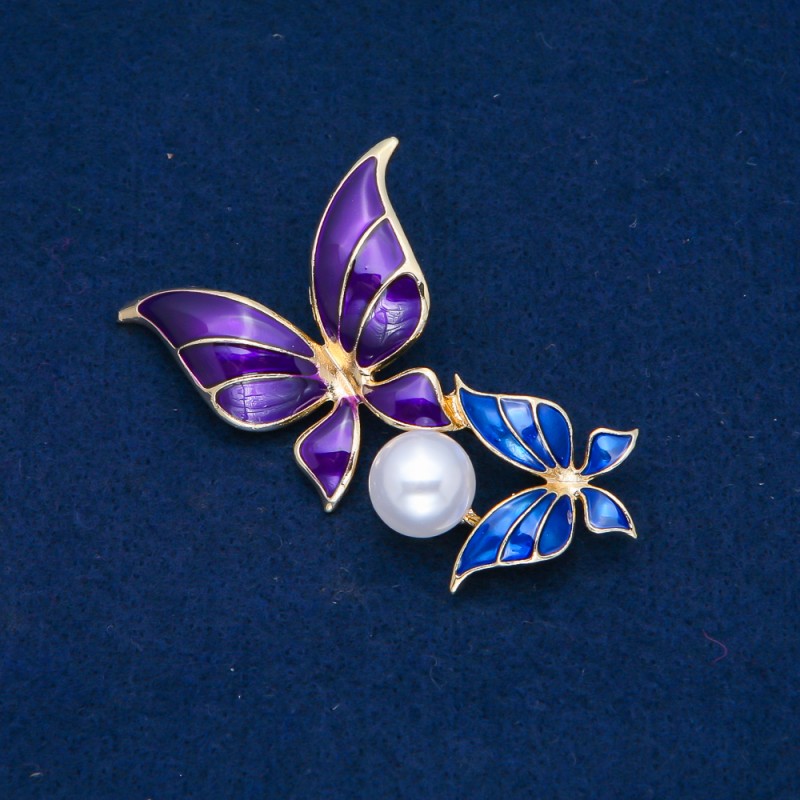 Brosche Schmetterlinge aus goldfarbenem Metall, blau- und violett emailliert, weiße Perle 65 x 38 mm +