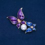 Brosche Schmetterlinge aus goldfarbenem Metall, blau- und violett emailliert, weiße Perle 65 x 38 mm +