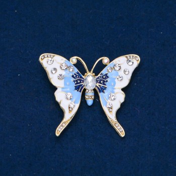 Brosche 'Schmetterling' aus goldfarbenem Metall, Emaille und weißen sowie petrolfarbenen Strasssteinen, 52 × 42 mm +