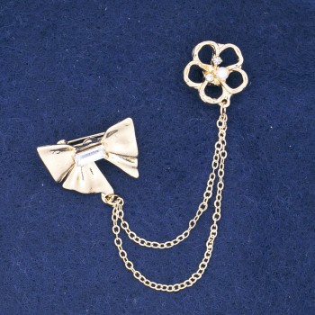 Brosche mit Clipverschluss für Cardigan – Blume mit Schleife, goldfarbenes Metall, weißer Kristall und Strasssteine, Perle, 60 mm lange Kette