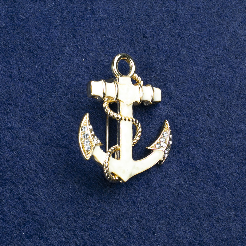 Brosche „Anker“ goldfarbenes Metall, Emaille mit Perlmutteinlagen und Strasssteinen, 31 × 26 mm +