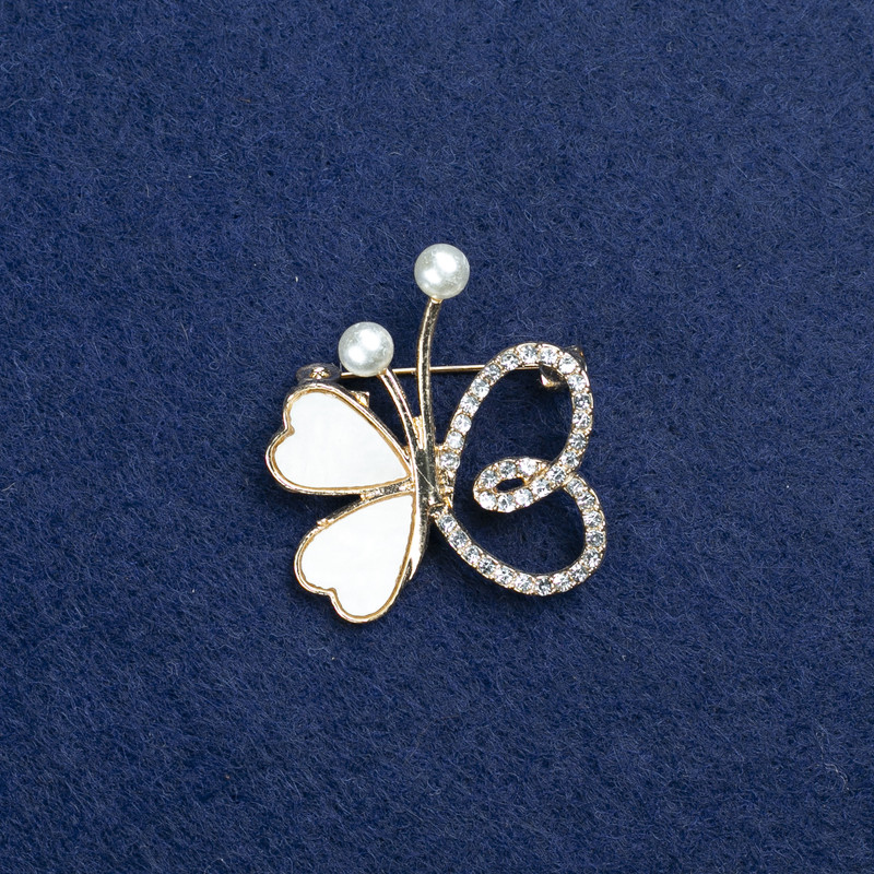Brosche Schmetterling aus goldfarbenem Metall, Perlmutt, Perlen und Strasssteine 32×30 mm +