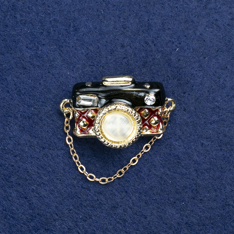 Brosche Kamera – goldfarbenes Metall, Katzenauge, Emaille und Strasssteine, 32×15 mm +