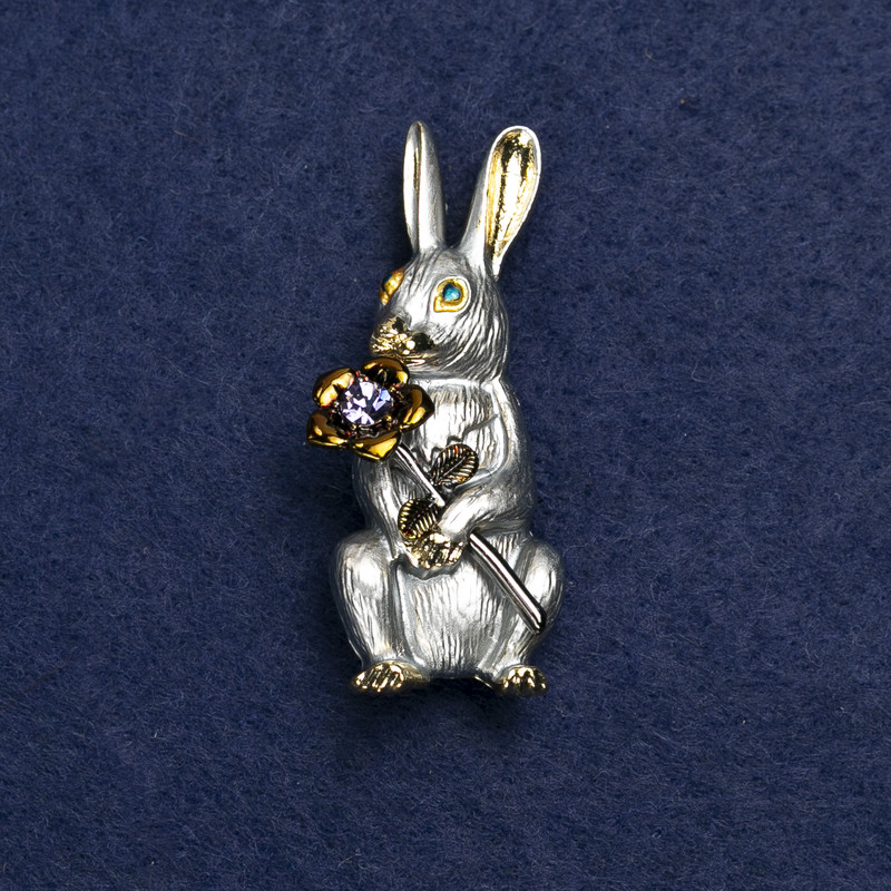 Brosche Häschen mit Blume aus goldenem Metall, Emaille und Strasssteinen, 50 × 22 mm +