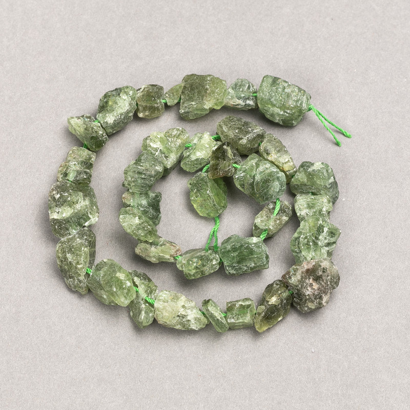 Nugget-Perlen auf der Schnur aus unbehandeltem Chrysopras, Durchmesser ca. 13 x 10 mm, Länge ca. 41 cm