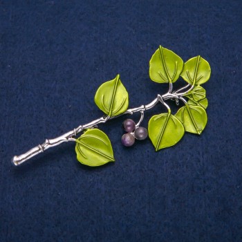 Brosche Beeren am Zweig Amethyst und grüne Emaille, silberfarbenes Metall 38 × 83 mm